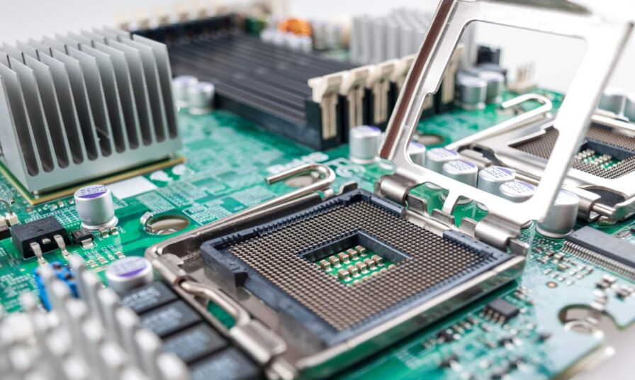 Nahaufnahme eines Computer-Mainboards mit CPU-Chip